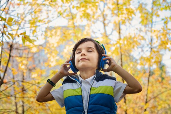 How to tell if your child has a hearing problem and what to do featured image